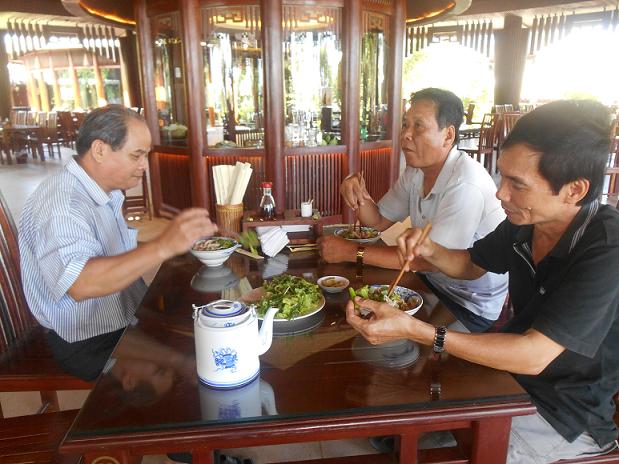ẨM THỰC XỨ QUẢNG – NHÌN TỪ  DU LỊCH..