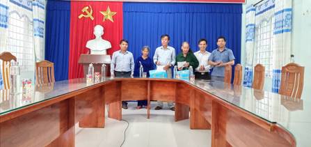 Lãnh đạo huyện Phước Sơn thăm và tặng quà các gia đình chính sách, có công tiêu biểu nhân kỷ niệm 73 năm ngày Thương binh - Liệt sỹ 27/7