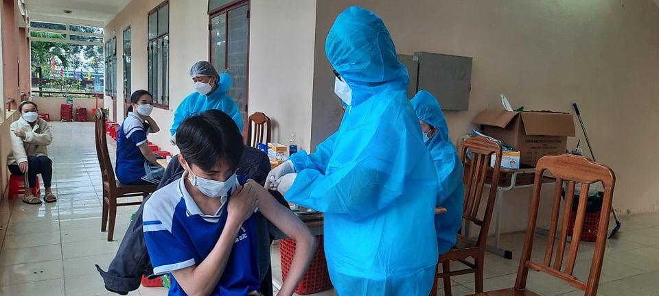 Phước Sơn tiêm phòng Vaccine COVID-19 cho trẻ từ 15 đến 18 tuổi