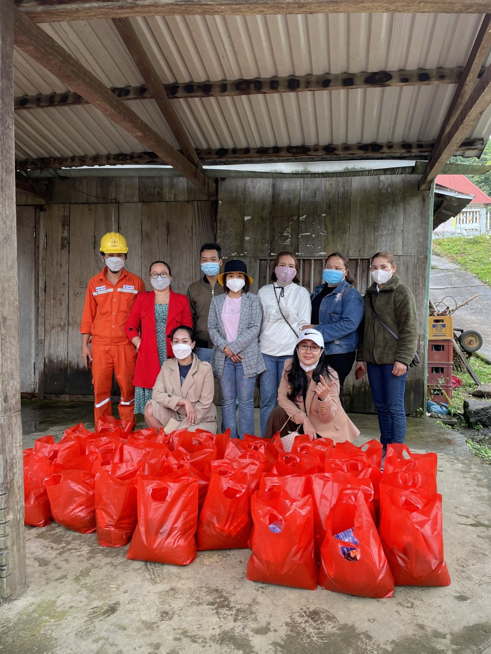 Tổ Thao tác lưu động trạm TBA 110kV Phước Sơn, tham gia công tác thiện nguyện.