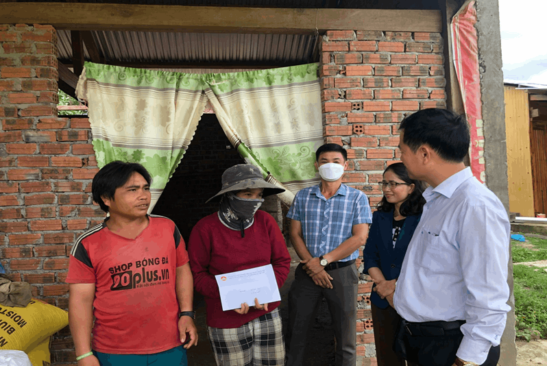 Lãnh đạo UBND, Ủy ban MTTQ Việt Nam huyện Phước Sơn thăm, hỗ trợ các hộ dân nhà bị tốc mái do lốc xoáy