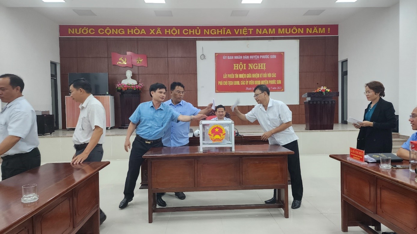 UBND huyện Phước Sơn tổ chức Hội nghị lấy phiếu tín nhiệm giữa nhiệm kỳ đối với các Phó Chủ tịch UBND, các Ủy viên UBND huyện