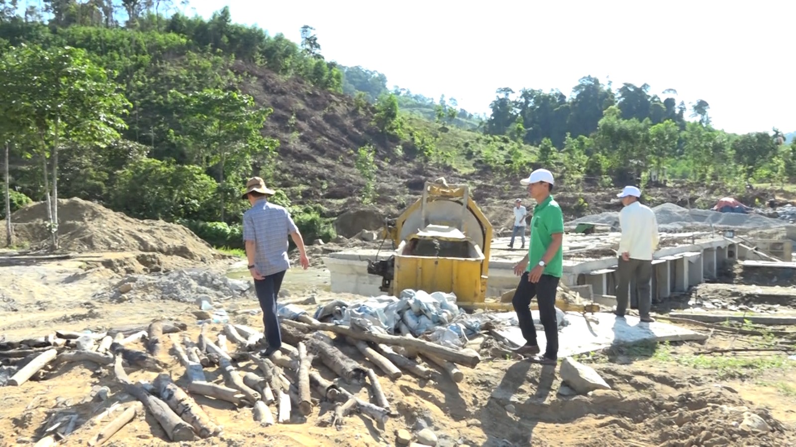 Chủ tịch UBND huyện kiểm tra công trình tại Phước Hoà, Phước Xuân