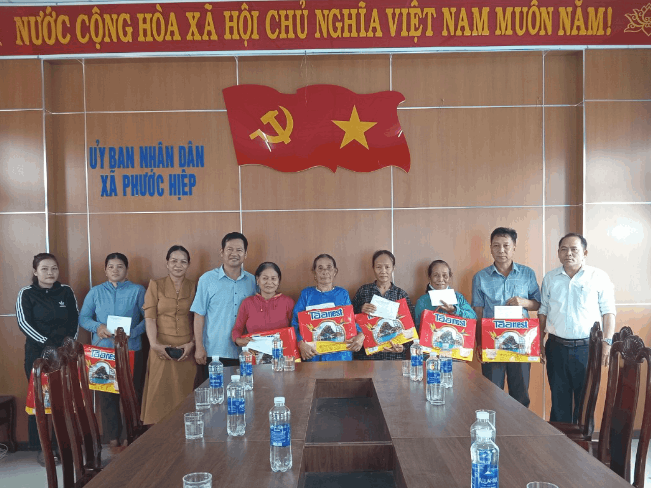 Lãnh đạo huyện thăm tặng quà các gia đình chính sách, người có công nhân kỷ niệm 77 năm ngày thương binh liệt sỹ