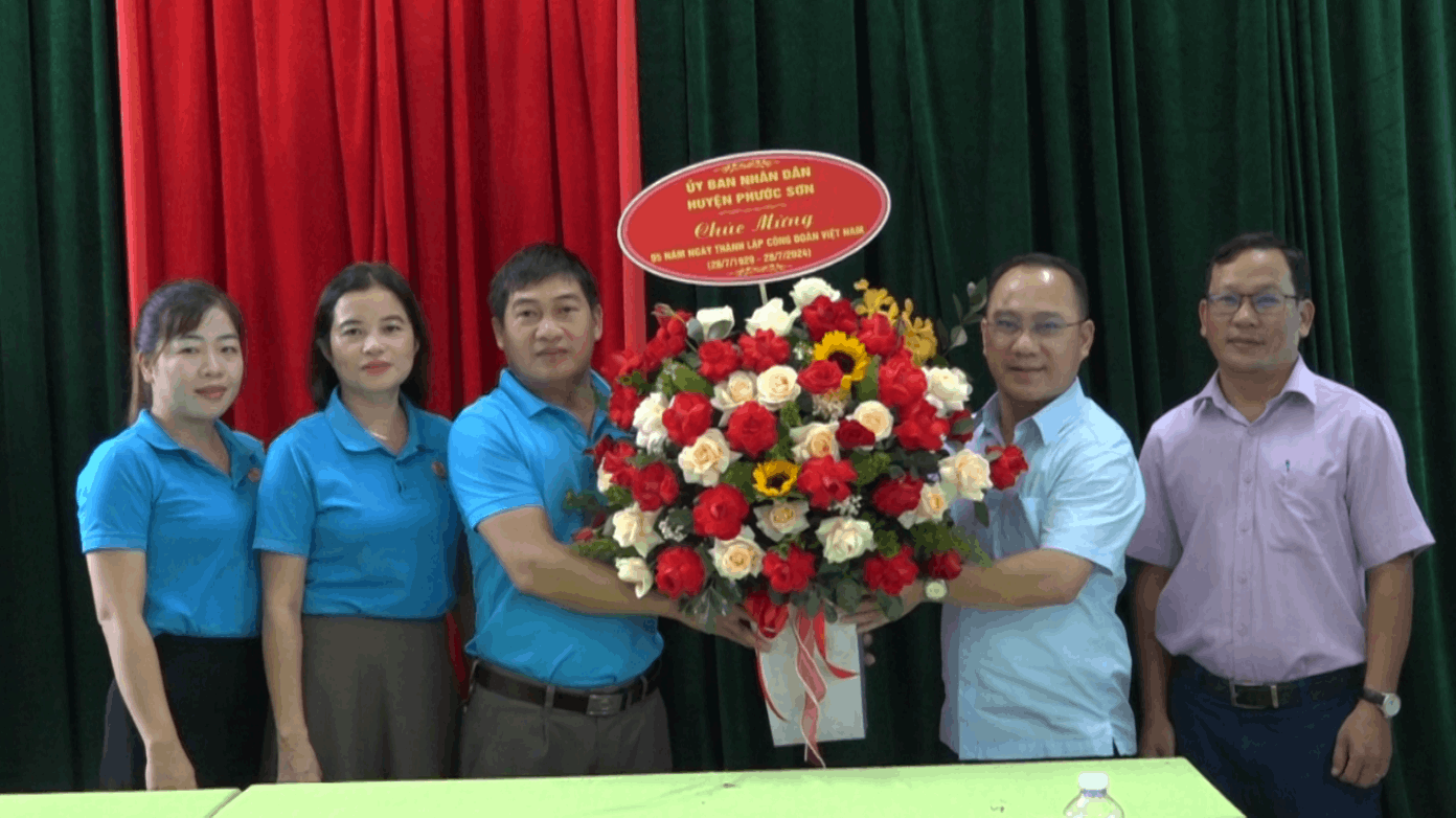 Phó Chủ tịch UBND huyện thăm chúc LĐLĐ huyện nhân 95 năm Ngày thành lập Công đoàn Việt Nam