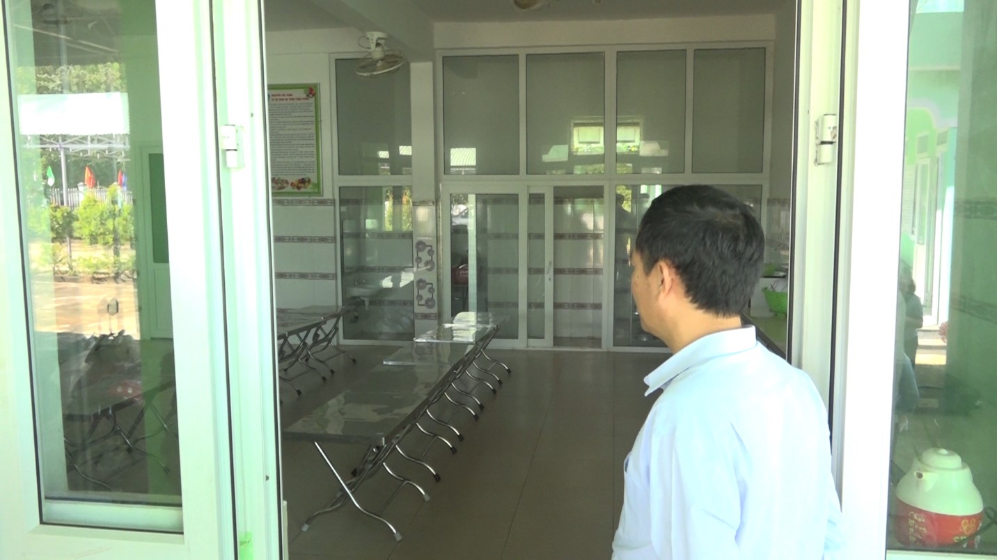 Lãnh đạo huyện Phước Sơn kiểm tra công tác chuẩn bị cho năm học mới