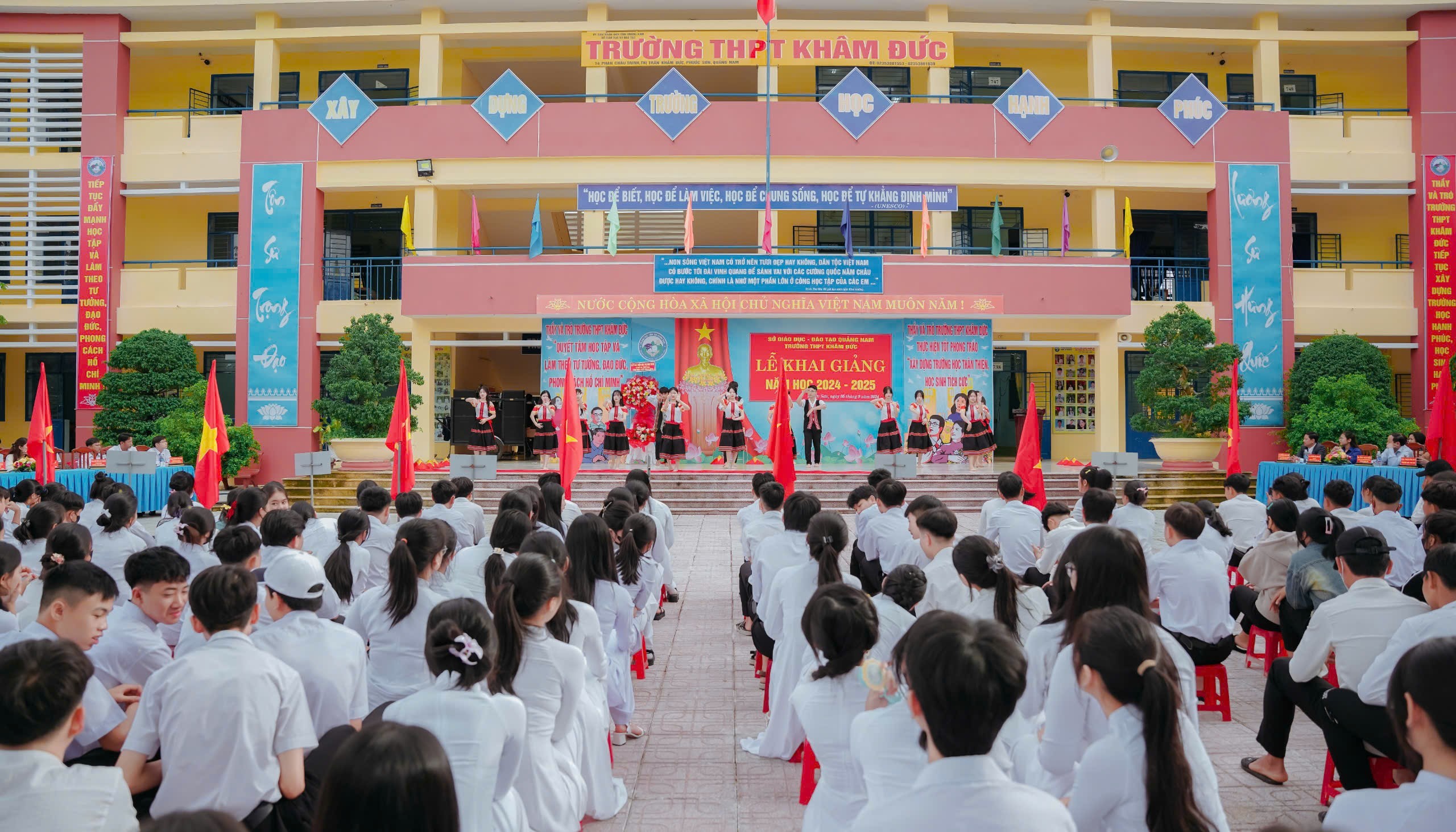 Học sinh toàn huyện nô nức đến trường khai giảng năm học mới