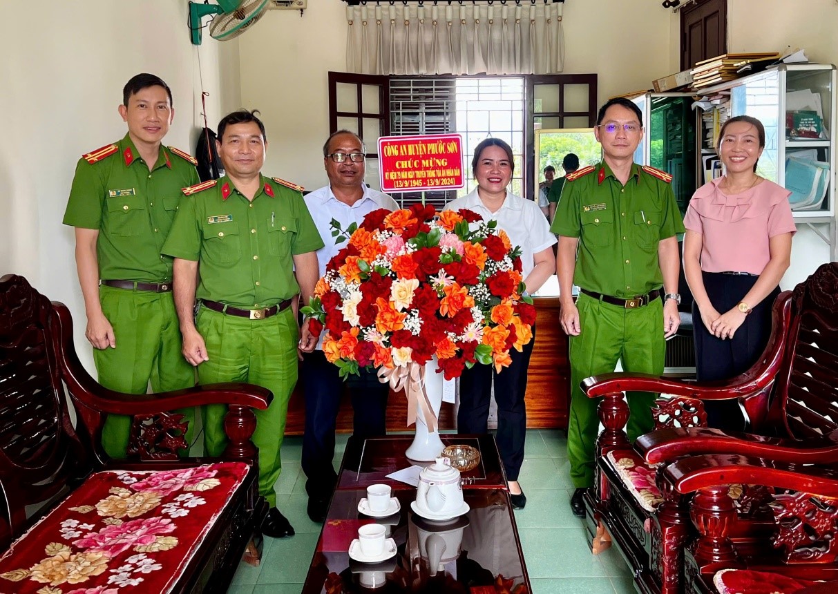 Công an huyện Phước Sơn chúc mừng Ngày truyền thống Toà án nhân dân