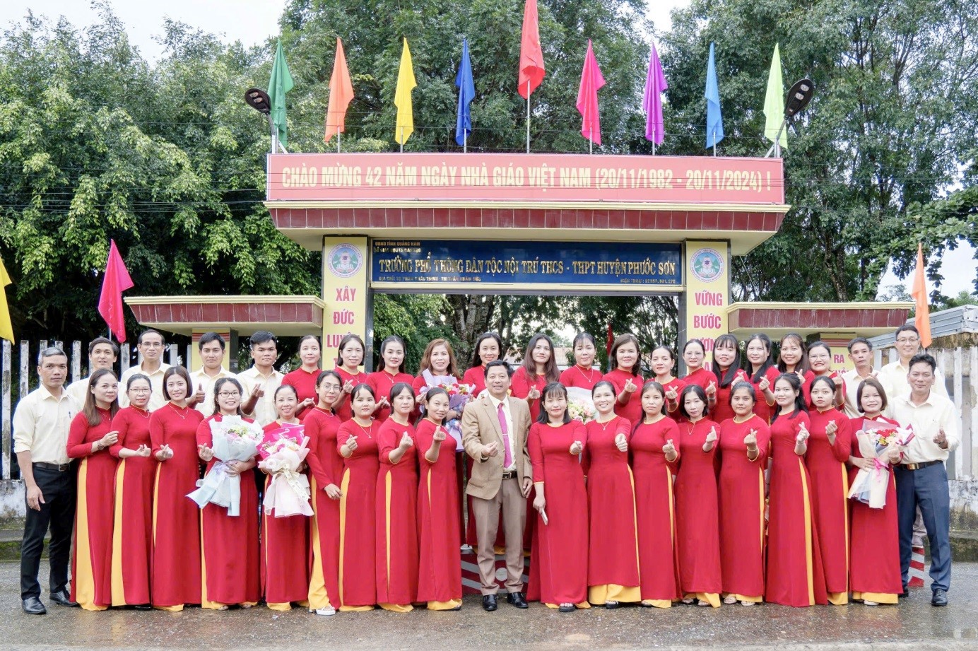 Trường PTDTNT THCS & THPT huyện Phước Sơn tổ chức gặp mặt toàn thể thầy cô, anh chị em nhân viên nhà trường kỷ niệm 42 năm ngày thành lập Nhà giáo Việt Nam (20/11/1982 – 20/11/2024)