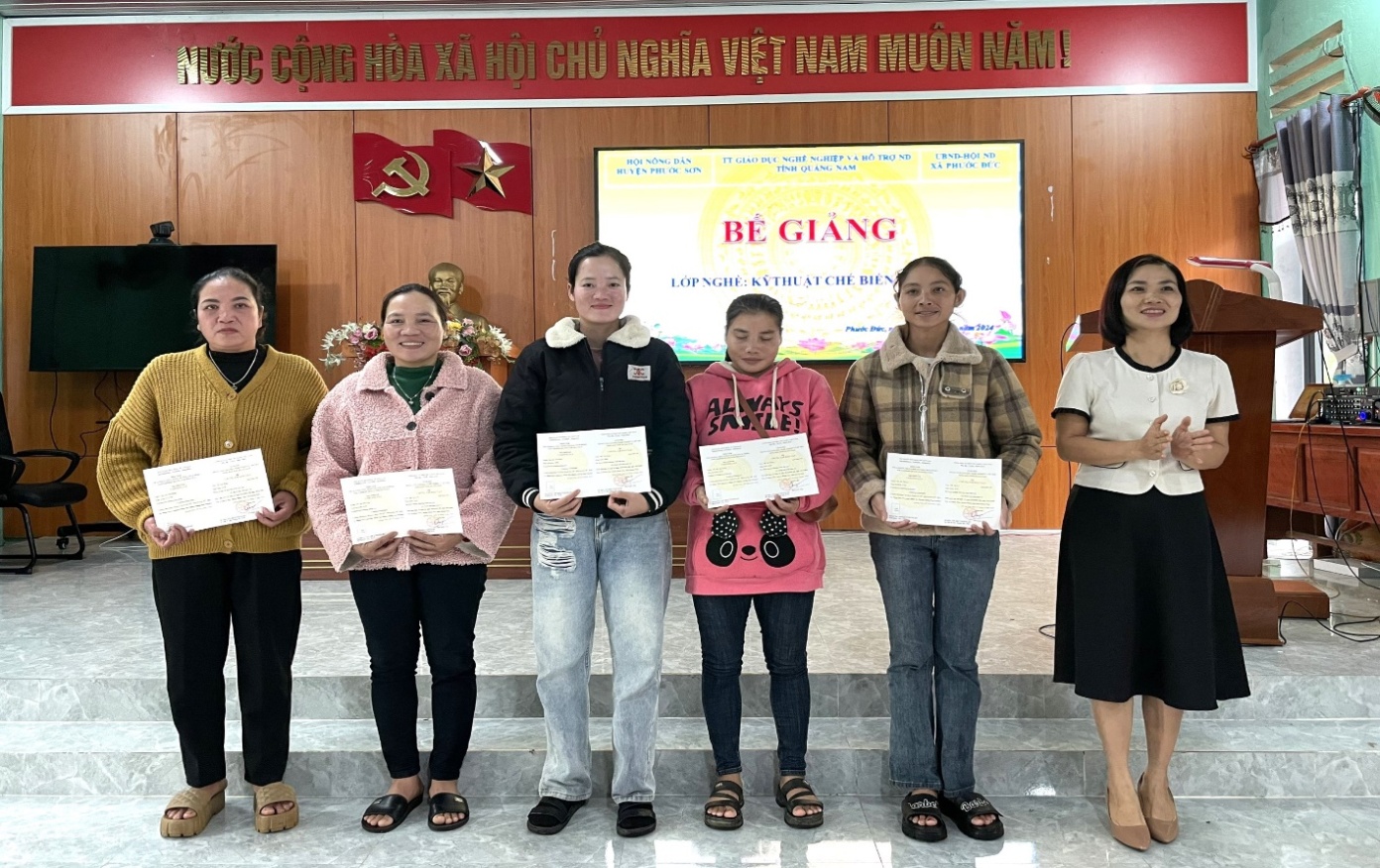 Bế giảng các lớp nghề cho lao động nông thôn
