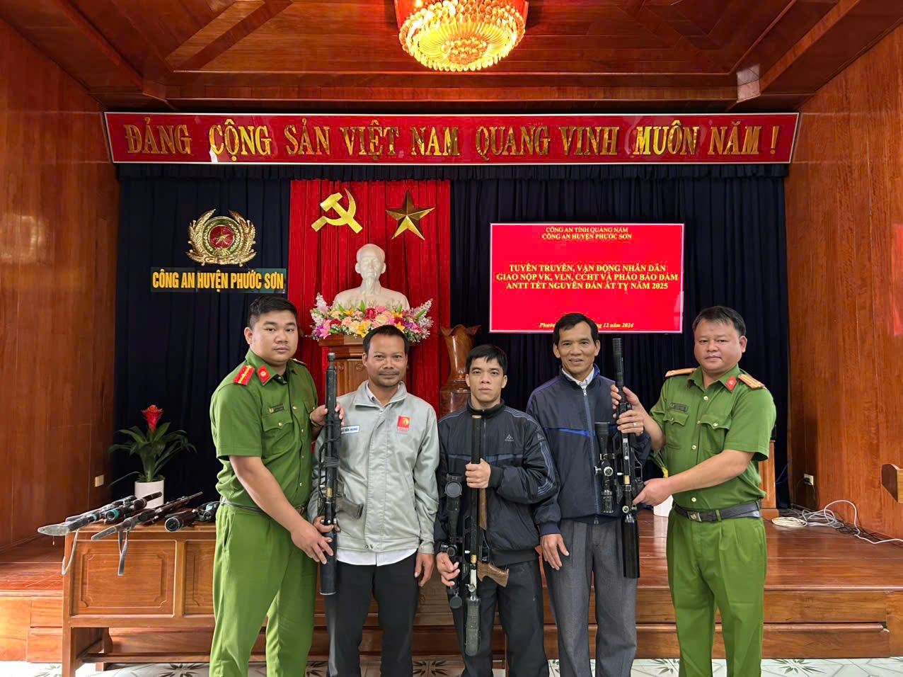 Công an huyện Phước Sơn tích cực tuyên truyền, vận động thu hồi vũ khí, vật liệu nổ, công cụ hỗ trợ