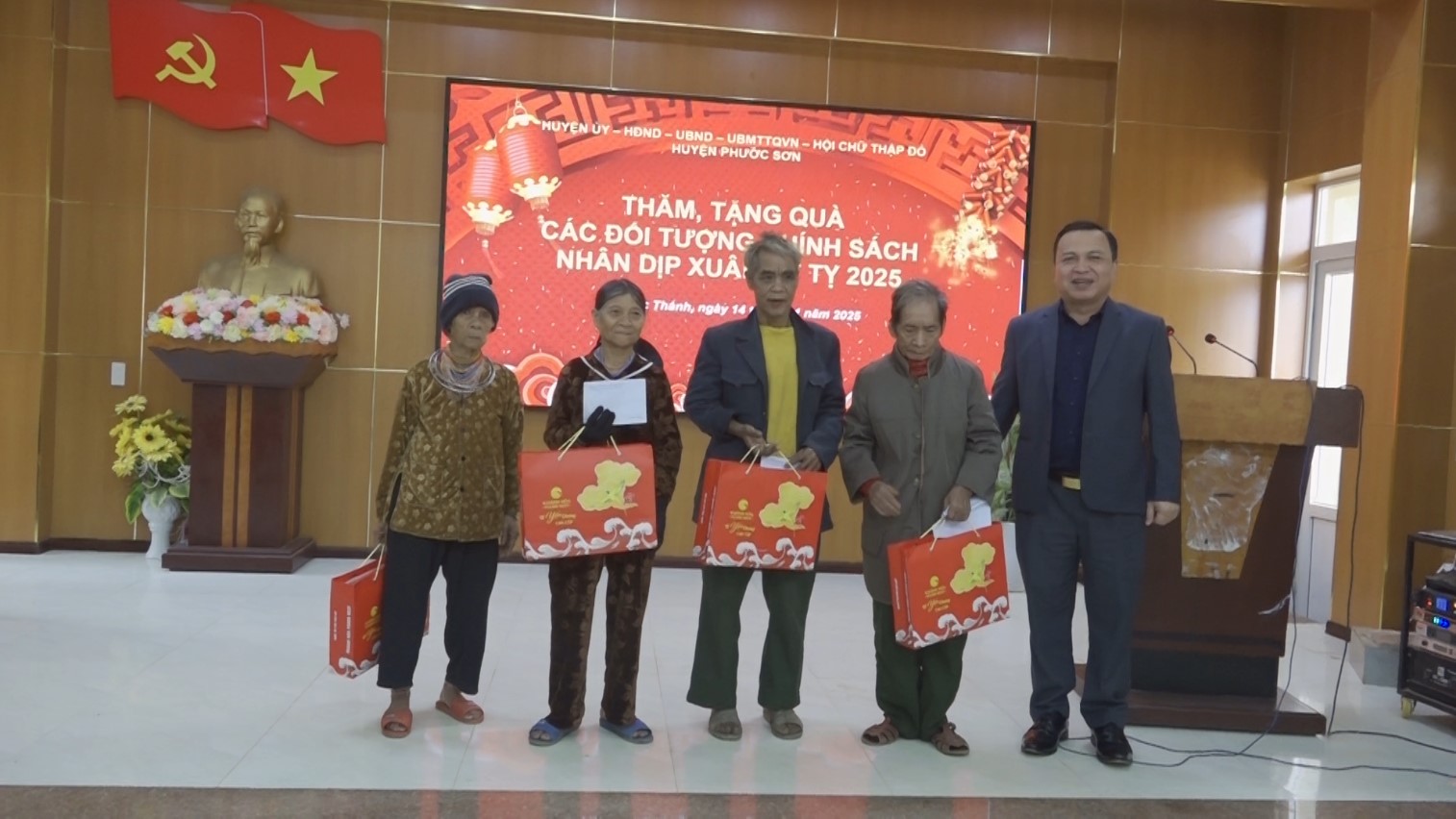 Lãnh đạo huyện thăm, tặng quà Tết cho các gia đình chính sách vùng cao