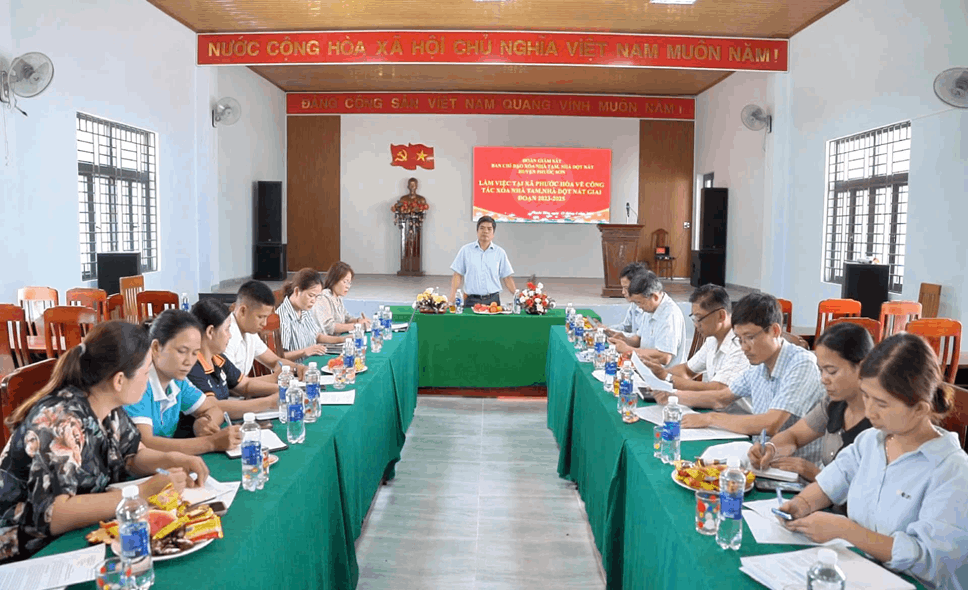 Đồng chí Bí thư huyện uỷ kiểm tra công tác xoá nhà tạm, nhà dột nát tại xã Phước Hoà.