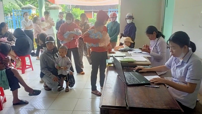 Tiêm chủng và lồng ghép tư vấn Sức khỏe sin sản/Kế hoạch hóa gia đình cho người dân trên địa bàn thị trấn Khâm Đức