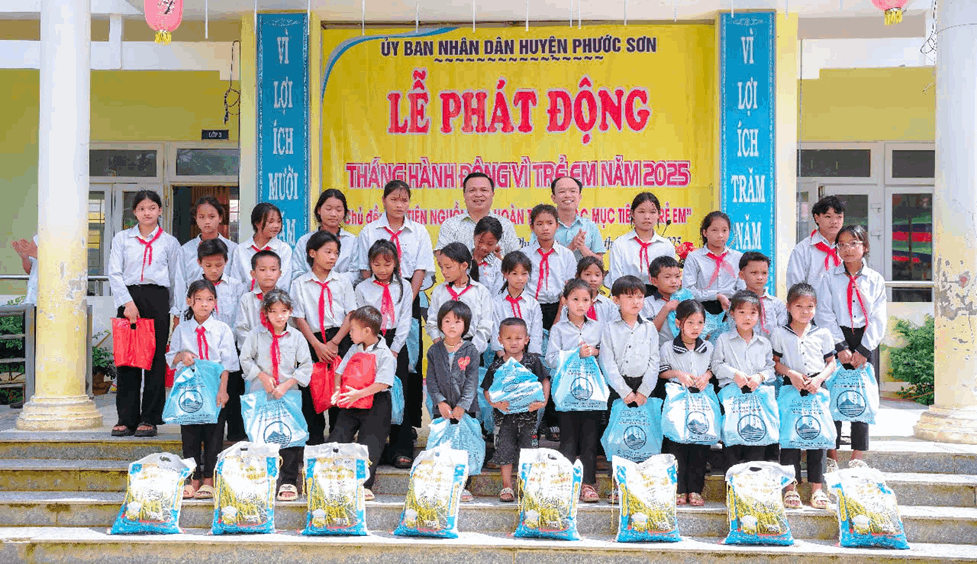 Phước Sơn: Trao tặng 30 suất quà cho các em có hoàn cảnh khó khăn trên địa bàn xã Phước Lộc