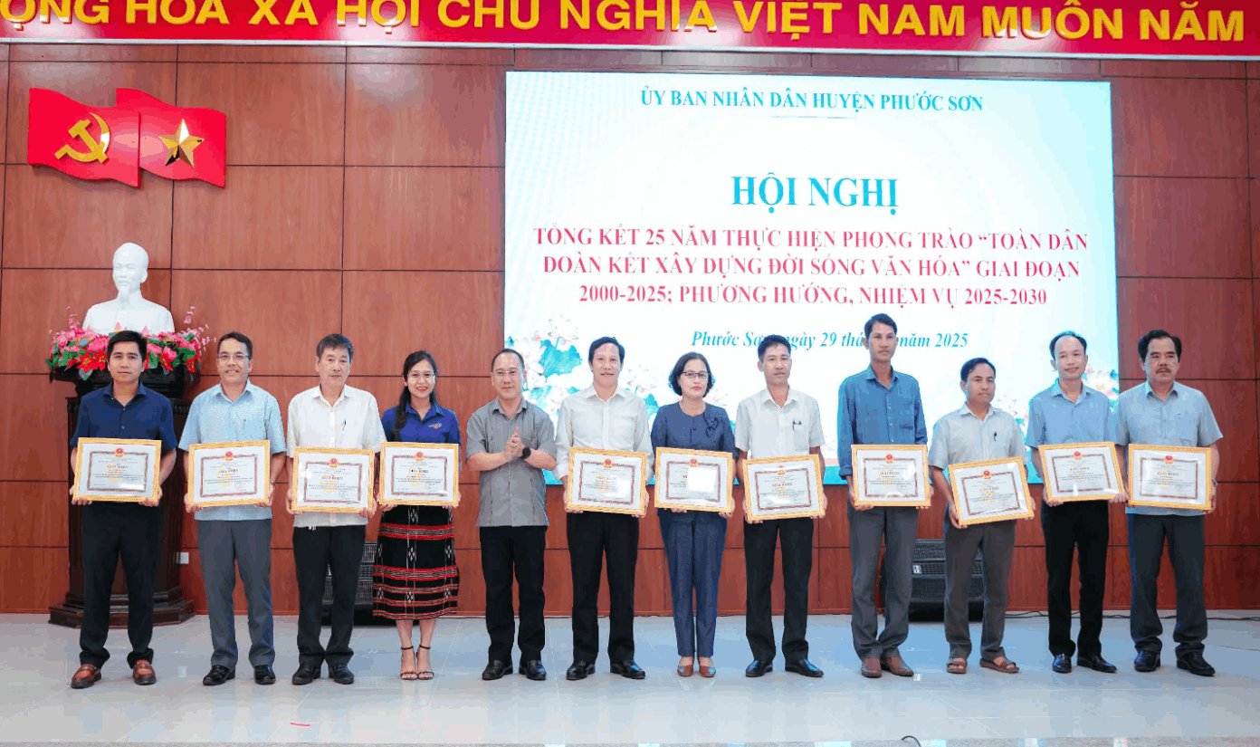 Phước Sơn: Khen thưởng 19 tập thể, 24 hộ gia đình và 32 cá nhân tiêu biểu
